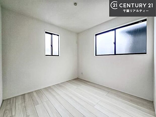 掃き出し窓がないお部屋は、お子様のお部屋としても安心です!収納スペースも充実しているので散らかったお部屋をサッと片付けられます!