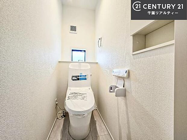 清潔感のある色味のお手洗いです！さわやかでスッキリする空間です！白を基調としているので、お手入れがしやすいトイレです！