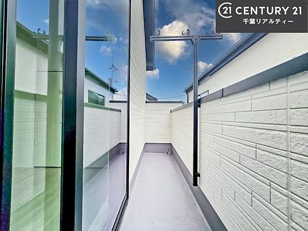 陽当たりの良いバルコニーで、お洗濯物もよく乾きそうですね!お天気の良い日にはバルコニーへ出てリフレッシュするのも気持ちよさそうです。