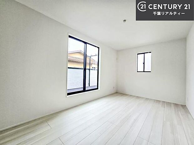 バルコニーに面している洋室です。明るく温もりがあり、換気もしっかりできます!