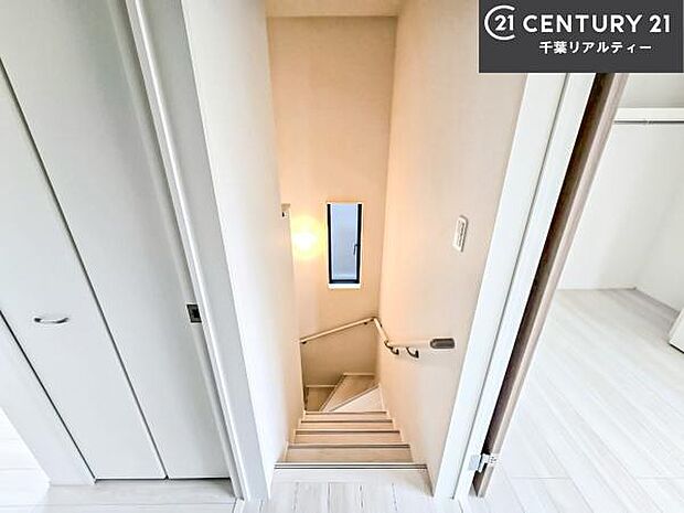 階段は明るく手摺りもついています!お子様やご年配の方も安心してご利用頂けますね!