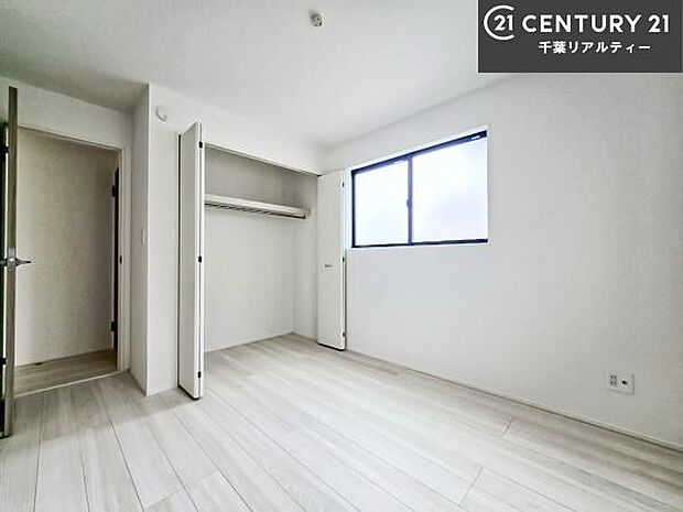 シンプルにデザインされているため、家具を選びません!お気に入りの家具を置いてくつろげる空間を作ることができます。