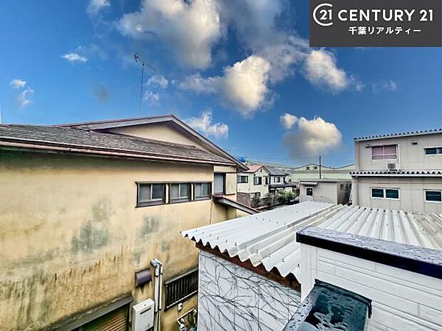 落ち着きある住宅街です!周囲には高い建物がなく、空が広く開放感があり、陽当たりを大きく遮られることもありません!気持ちの良い風が通り抜ける街並みです!