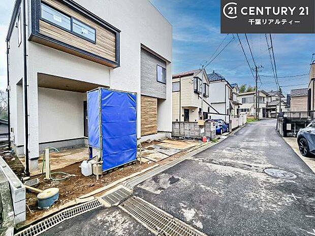 前面道路は4m!陽当り良好な立地です。車庫入れが苦手な方も安心ですね。