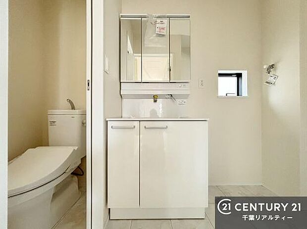 三面鏡仕様の洗面所は、身だしなみがしやすい造り!裏は収納になっています。ドライヤーやお化粧道具を片付けられるので洗面台周りをスッキリと見せることが出来ます!