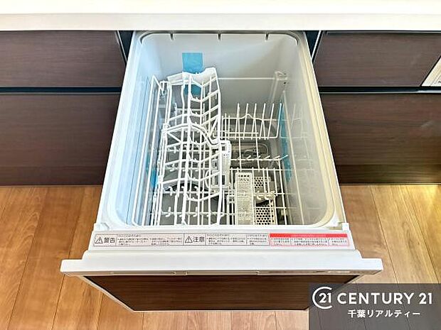 食洗機付きのキッチンです！忙しい時や手荒れ防止として大変活躍する便利な仕様です！ビルトインなのでキッチンの場所を取らず調理スペースを広く使うことが出来ます！