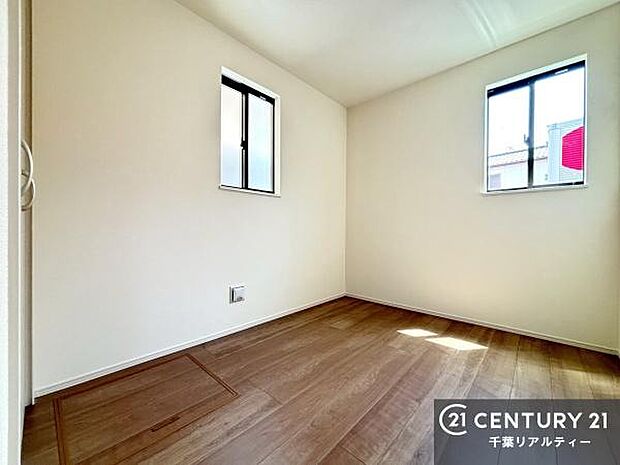 掃き出し窓がないお部屋は、お子様のお部屋としても安心です!収納スペースも充実しているので散らかったお部屋をサッと片付けられます!