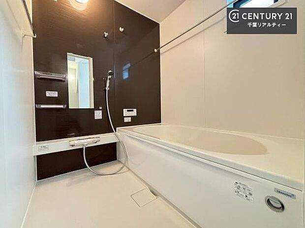 落ち着きある大人の雰囲気のバスルームは、味が出ていてバスタイムが充実!お仕事頑張っているご褒美にお好みの匂いの入浴剤を入れて、楽しんでみてはいかがでしょうか?