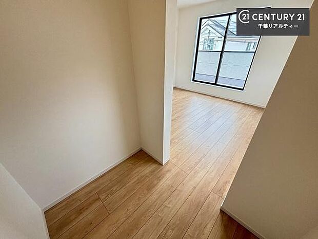 ウォークインクローゼット付きです。たくさんのお洋服などを収納しておけそうですね!他にも扇風機や加湿器など季節物の大きな家電も収納できます!