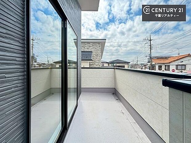 広々としているバルコニーです!お洗濯物を干すのはもちろん風に当たりながらくつろぎタイムが送れます!