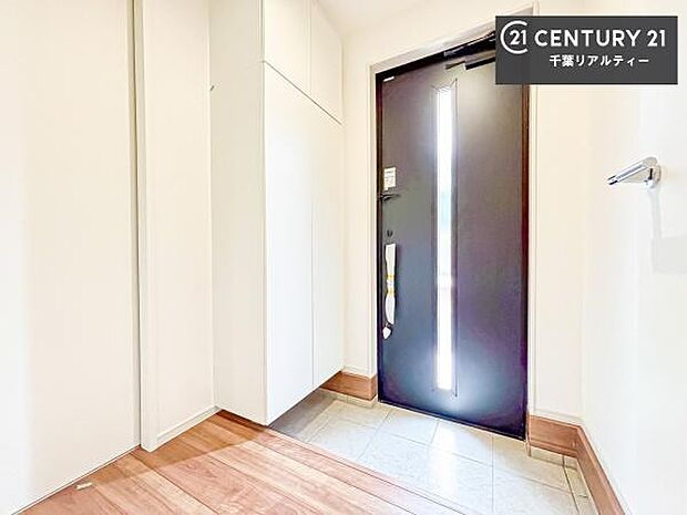 疲れて帰ってきても、ただいま!を言いたくなる、優しく迎え入れてくれる空間になっています。明るく温もり溢れる玄関です!