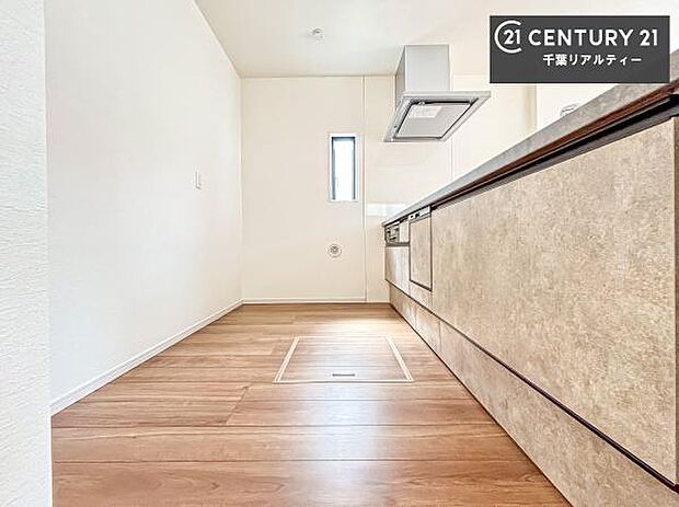 作業がしやすいシステムキッチンです!収納がたくさん付いているので、調理スペースに物を置かなくて済むので、広々使えて、快適に作業ができます!