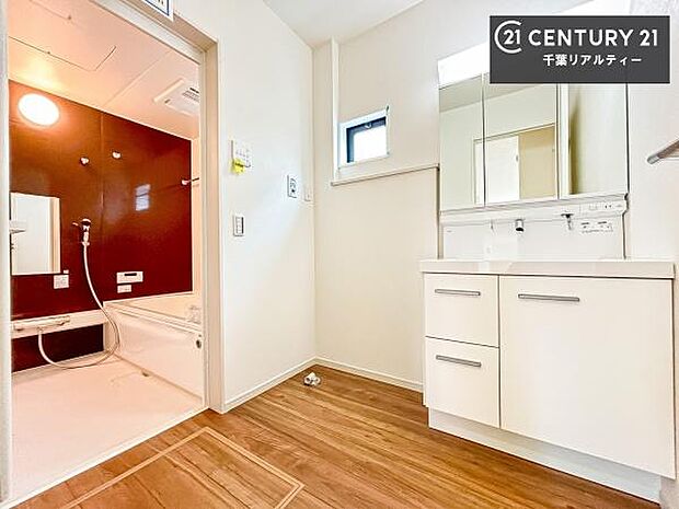 三面鏡仕様の洗面所は、身だしなみがしやすい造り!裏は収納になっています。ドライヤーやお化粧道具を片付けられるので洗面台周りをスッキリと見せることが出来ます!