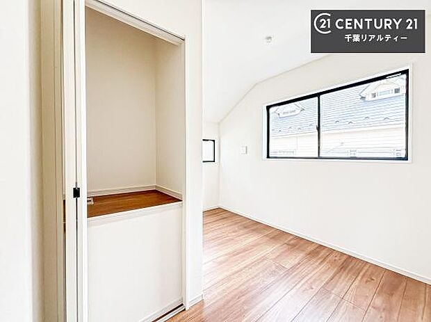 住空間をすっきり使うためには必須ポイントの収納スペースですよね。是非現地でご確認ください!