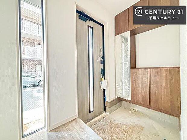 疲れて帰ってきても、ただいま！を言いたくなる、優しく迎え入れてくれる空間になっています。明るく温もり溢れる玄関です！