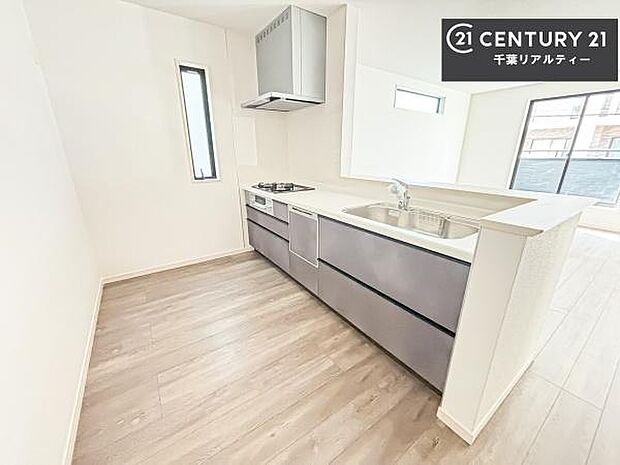 大人気の対面式システムキッチンを採用しています!ご家族のコミュニケーションが自然と増える設計です。お子様にも目が届くので嬉しいですね!広々使えて快適で作業が進みます。