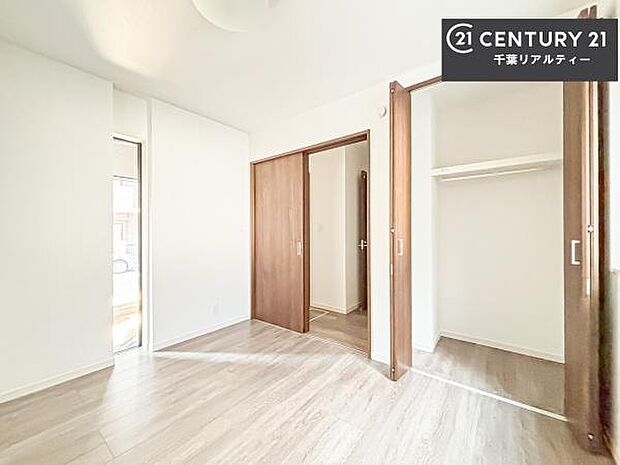 収納スペースがしっかり確保されているため、おもちゃや学用品もサッと片付き、いつでもスッキリ。綺麗な空間が保てます!