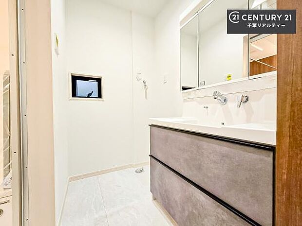 三面鏡仕様の洗面所は、身だしなみがしやすい造り!裏は収納になっています。ドライヤーやお化粧道具を片付けられるので洗面台周りをスッキリと見せることが出来ます!