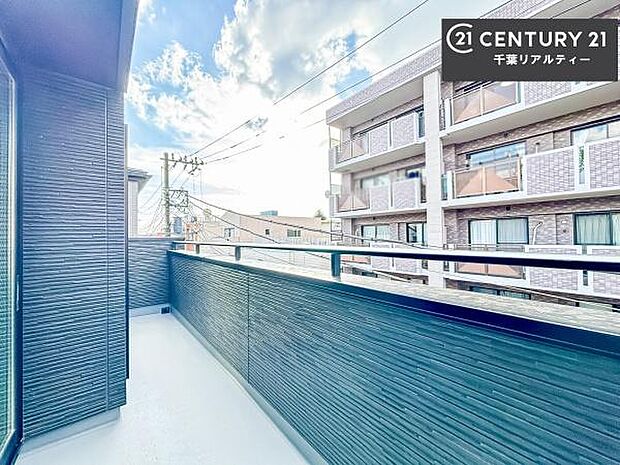 晴れた日には青い空を見渡せる開放的な時間を楽しめます。気持ちの良い風が通り抜ける街並みです!