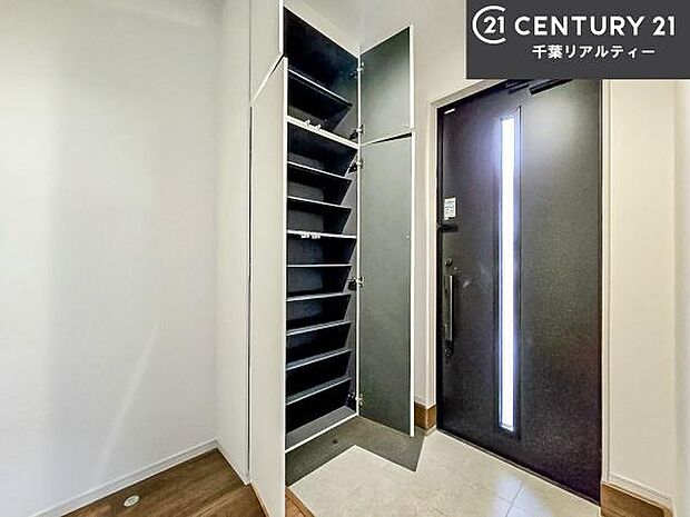 シューズボックス付き。玄関が片付きお掃除がしやすいです!スッキリした玄関で戸を開けた瞬間、清潔感のある心地いい空間が出迎えてくれます。