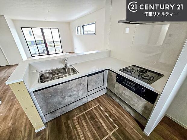 ゆとりある調理スペースで作業がしやすい快適なキッチンです!お子様と一緒にお菓子造りも楽しめる広々スペースです。楽しい調理時間になりそうですね!