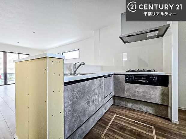 大人気の対面式システムキッチンを採用しています!ご家族のコミュニケーションが自然と増える設計です。お子様にも目が届くので嬉しいですね!広々使えて快適で作業が進みます。