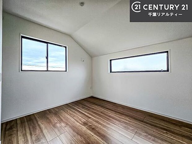 掃き出し窓がないお部屋は、お子様のお部屋としても安心です!収納スペースも充実しているので散らかったお部屋をサッと片付けられます!