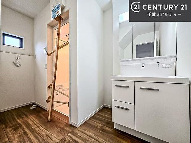 小窓付きの明るい洗面室です!湿気もすぐに入れ替えができて清潔に保つことができます!自然光が差し込むのでお化粧の仕上がりも良くなりますね!