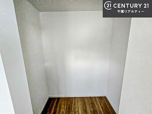 ウォークインクローゼット付きです。たくさんのお洋服などを収納しておけそうですね!他にも扇風機や加湿器など季節物の大きな家電も収納できます!