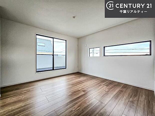 バルコニーに面している洋室です。明るく温もりがあり、換気もしっかりできます!