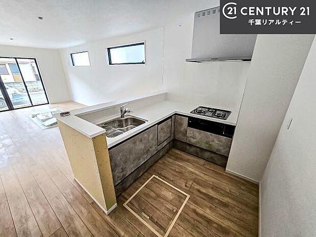 大人気の対面式システムキッチンを採用しています!ご家族のコミュニケーションが自然と増える設計です。お子様にも目が届くので嬉しいですね!広々使えて快適で作業が進みます。