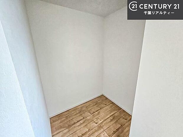 ウォークインクローゼット付きです。たくさんのお洋服などを収納しておけそうですね!他にも扇風機や加湿器など季節物の大きな家電も収納できます!