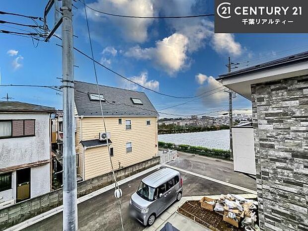 落ち着きある住宅街です!周囲には高い建物がなく、空が広く開放感があり、陽当たりを大きく遮られることもありません!気持ちの良い風が通り抜ける街並みです!