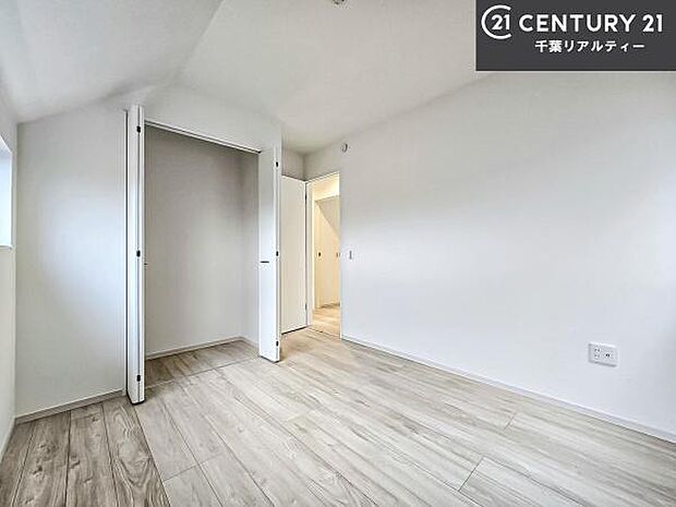 明るく温もりがあり、換気もしっかりできます!朝起きて、背伸びをしつつ深呼吸をし良い朝を迎え入れることが出来そうですね!