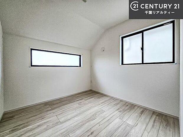 掃き出し窓がないお部屋は、お子様のお部屋としても安心です!収納スペースも充実しているので散らかったお部屋をサッと片付けられます!