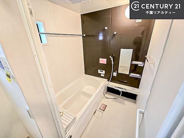 落ち着きある大人の雰囲気のバスルームは、味が出ていてバスタイムが充実!お仕事頑張っているご褒美にお好みの匂いの入浴剤を入れて、楽しんでみてはいかがでしょうか?