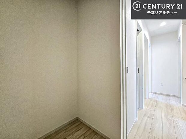 ウォークインクローゼット付きです。たくさんのお洋服などを収納しておけそうですね!他にも扇風機や加湿器など季節物の大きな家電も収納できます!