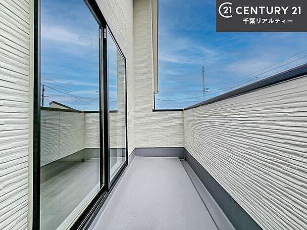 陽当たり良好なバルコニーです!晴れた日には青い空を見渡せる開放的な時間を楽しめます。