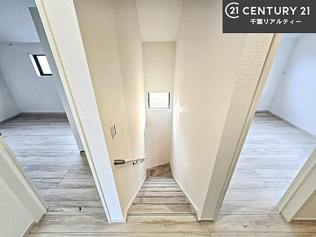 階段は明るく手摺りもついています!お子様やご年配の方も安心してご利用頂けますね!