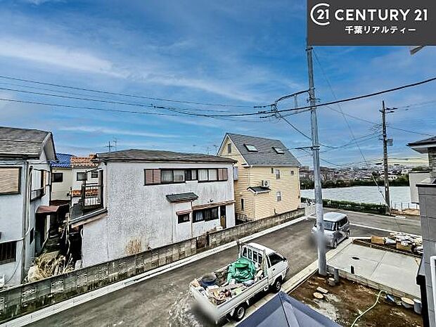 落ち着きある住宅街です!周囲には高い建物がなく、空が広く開放感があり、陽当たりを大きく遮られることもありません!気持ちの良い風が通り抜ける街並みです!