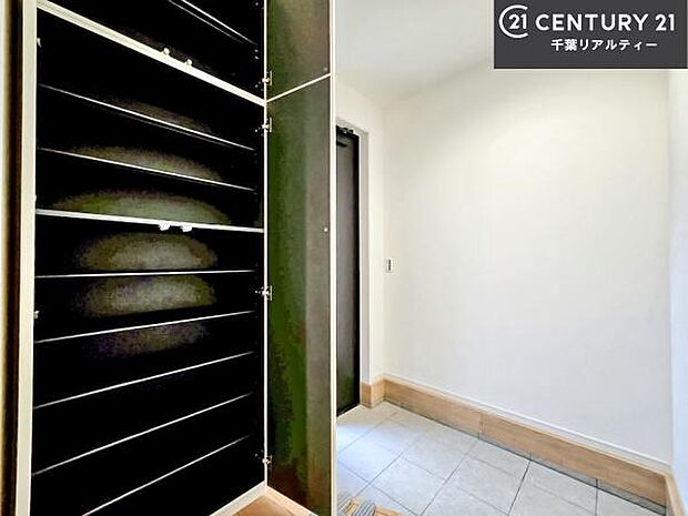 シューズボックス付き。玄関が片付きお掃除がしやすいです!スッキリした玄関で戸を開けた瞬間、清潔感のある心地いい空間が出迎えてくれます。