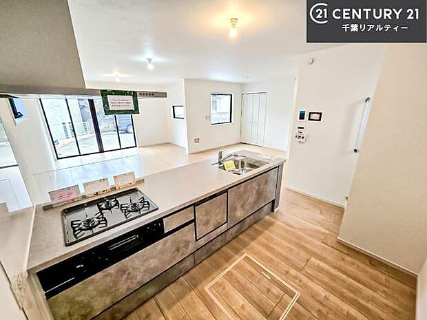 ゆとりある調理スペースで作業がしやすい快適なキッチンです!お子様と一緒にお菓子造りも楽しめる広々スペースです。楽しい調理時間になりそうですね!