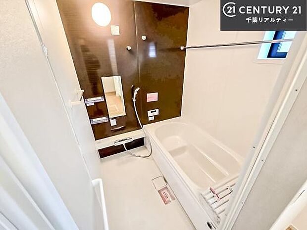 落ち着きある大人の雰囲気のバスルームは、味が出ていてバスタイムが充実!お仕事頑張っているご褒美にお好みの匂いの入浴剤を入れて、楽しんでみてはいかがでしょうか?