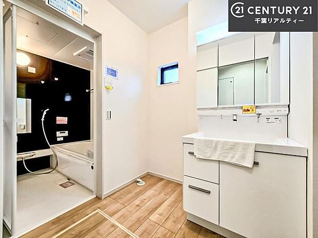 小窓付きの明るい洗面室です!湿気もすぐに入れ替えができて清潔に保つことができます!自然光が差し込むのでお化粧の仕上がりも良くなりますね!