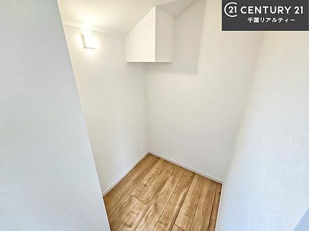 ウォークインクローゼット付きです。たくさんのお洋服などを収納しておけそうですね!他にも扇風機や加湿器など季節物の大きな家電も収納できます!