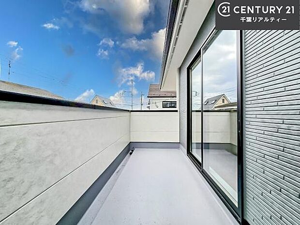 陽当たり良好なバルコニーです!晴れた日には青い空を見渡せる開放的な時間を楽しめます。