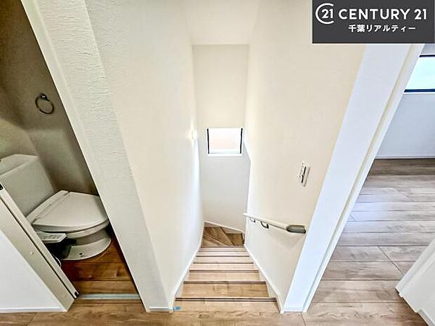 階段は明るく手摺りもついています!お子様やご年配の方も安心してご利用頂けますね!