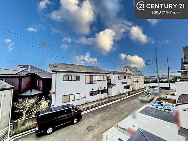 落ち着きある住宅街です!周囲には高い建物がなく、空が広く開放感があり、陽当たりを大きく遮られることもありません!気持ちの良い風が通り抜ける街並みです!