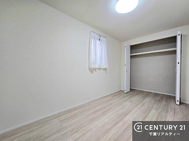 掃き出し窓がないお部屋は、お子様のお部屋としても安心です!収納スペースも充実しているので散らかったお部屋をサッと片付けられます!