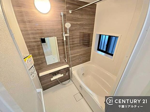 広々バスで一日の疲れをリフレッシュ。足が伸ばせるので、浴槽にもゆったりと浸かれますね!毎日のバスタイムが楽しみになります。